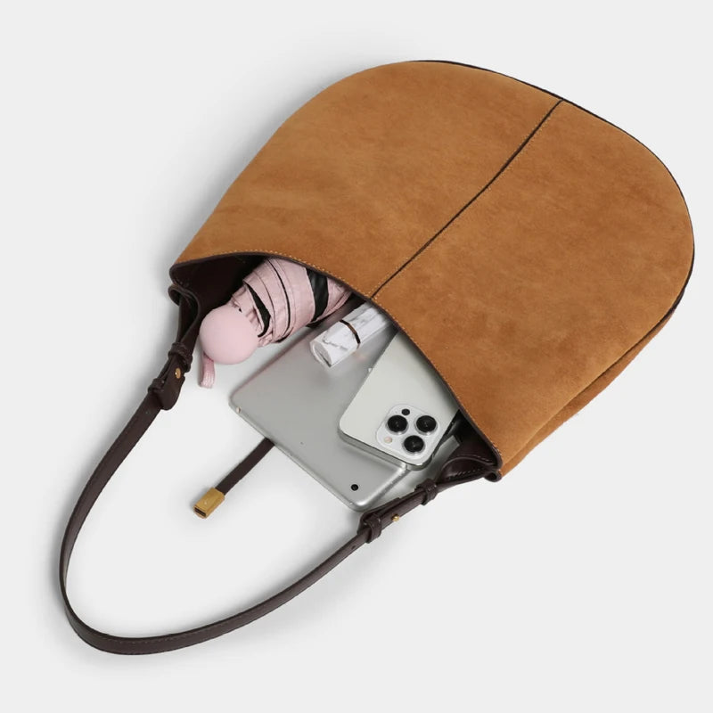 2026 New Popular Women's Bag with Crimson Metal Accessories, Fashionable Large Capacity Single Shoulder Large Bucket Bag